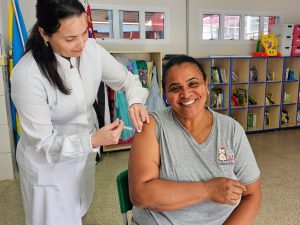 Vacinação nas escolas (Foto: Divulgação/SECOM)