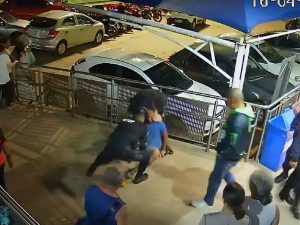 Idoso leva mata-leão mercado vídeo câmera