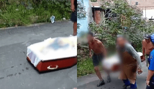 caixão com o corpo dentro cai de carro funerário