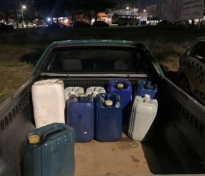 Dupla é flagrada furtando combustível de carreta
