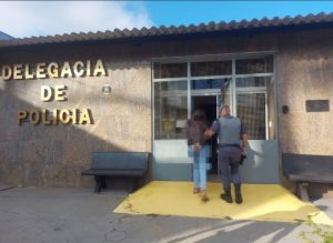 Mulher foi presa em Bom Jesus dos Perdões (Foto: Reprodução / PM)