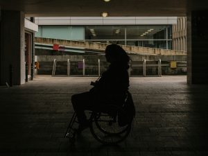 Cadeirante cadeira de rodas pcd pcds Nathan Mcdine Unsplash