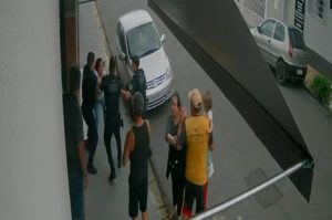 Mulher presa em Pinhalzinho após agredir guardas municipais (Foto: Reprodução / Arquivo pessoal)
