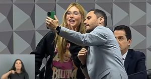 Senador pede vídeo para Virgínia Fonseca (Foto: TV Senado)