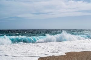 Vista da orla de Praia Grande com faixa de areia, saiba o que fazer