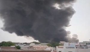 veja momento da queda de avião na india