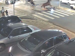 cavalo atropela motociclista