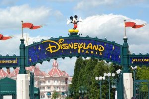 homem tenta se casar com criança de 9 anos na Disney