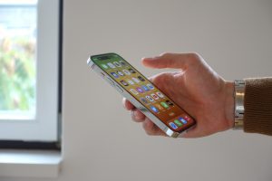 iPhone com nova interface do iOS 18 com recursos de IA