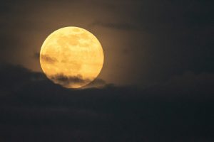 Lua de Morango iluminando o céu noturno