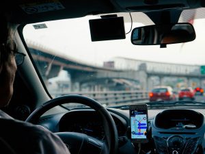 motorista app aplicativo uber taxi 99 taxis dan gold unsplash