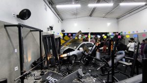Homem invade academia com o carro em Bragança Paulista (Foto: Reprodução / Celso Ricardo)