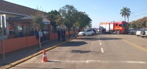 adolescente invade escola e ataca crianças com faca