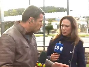 repórter agride colega