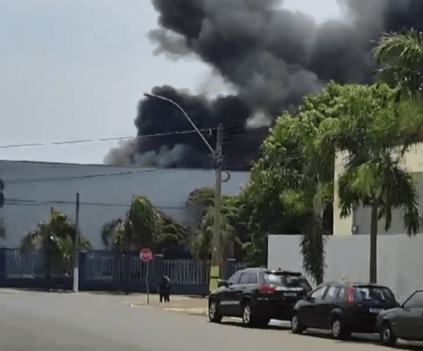 Funcionários são resgatados durante incêndio em deposito