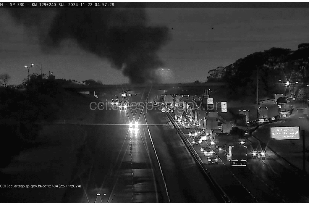 Cena de acidente entre duas carretas na Rodovia Anhanguera (SP-330) em Americana, mostrando a interdição da pista expressa e a presença de equipes de emergência.