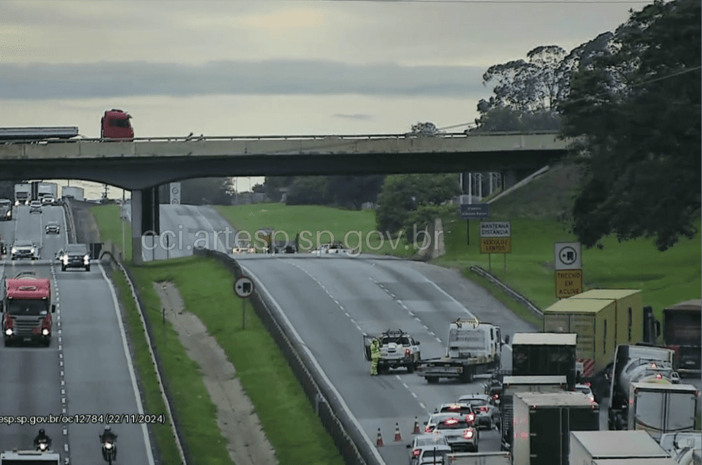 Equipes do Corpo de Bombeiros e da concessionária Autoban atuando no combate ao incêndio de carreta após colisão no km 127 da Rodovia Anhanguera.