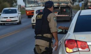 PRF Polícia Rodoviária Federal durante ação nas estradas