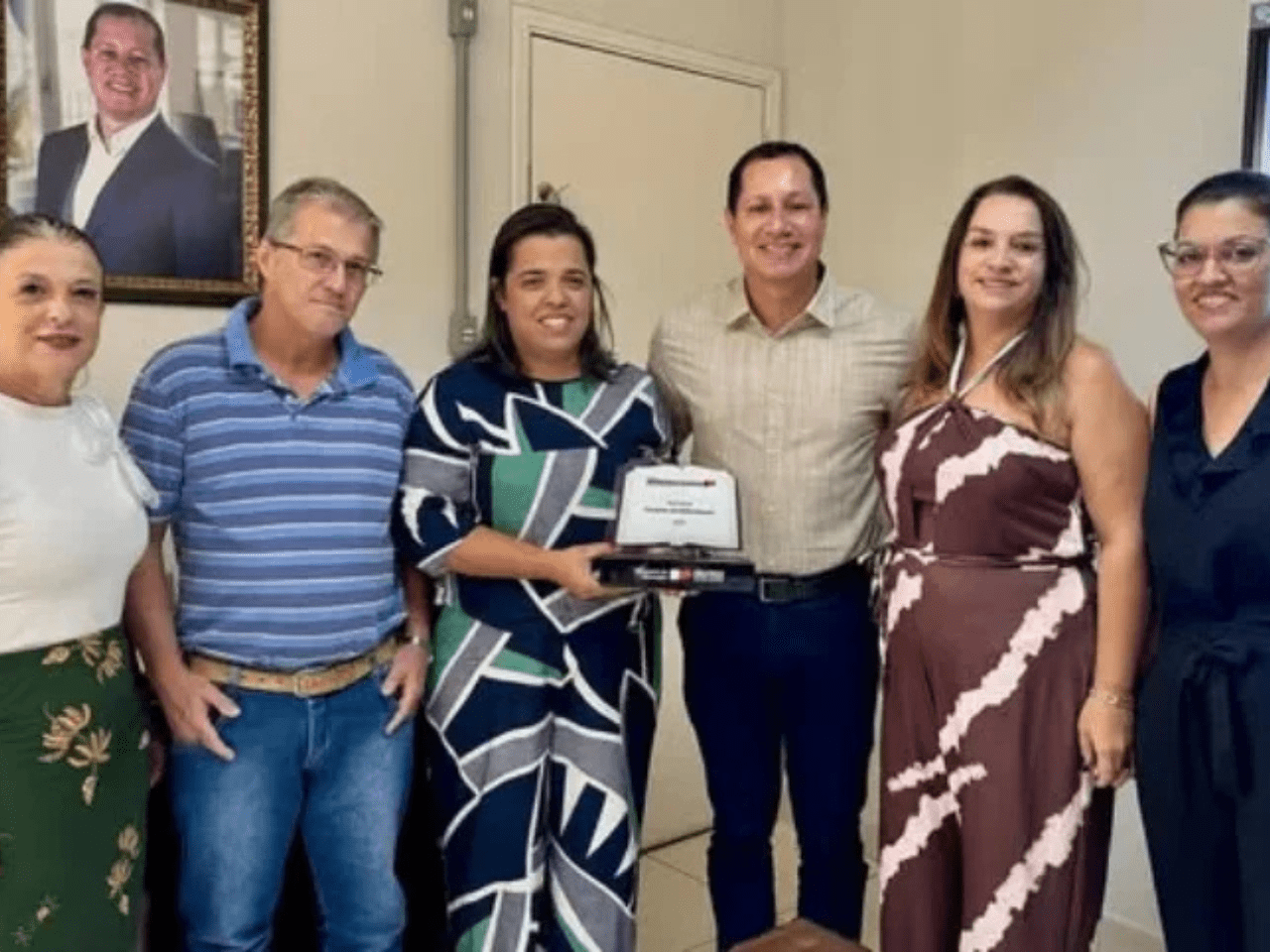 Prêmio Excelência Educacional recebida por cosmópolis