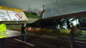 caminhão atinge passarela que cai na anchieta