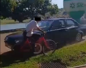 Ciclista é atropelada por carro durante arranque