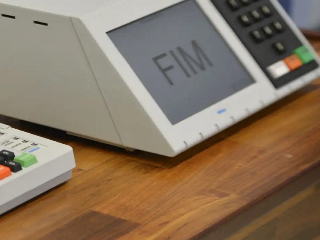 Urna eletrônica brasileira pronta para receber votos, simbolizando o processo eleitoral e a disputa pela Presidência da República mencionada no levantamento.