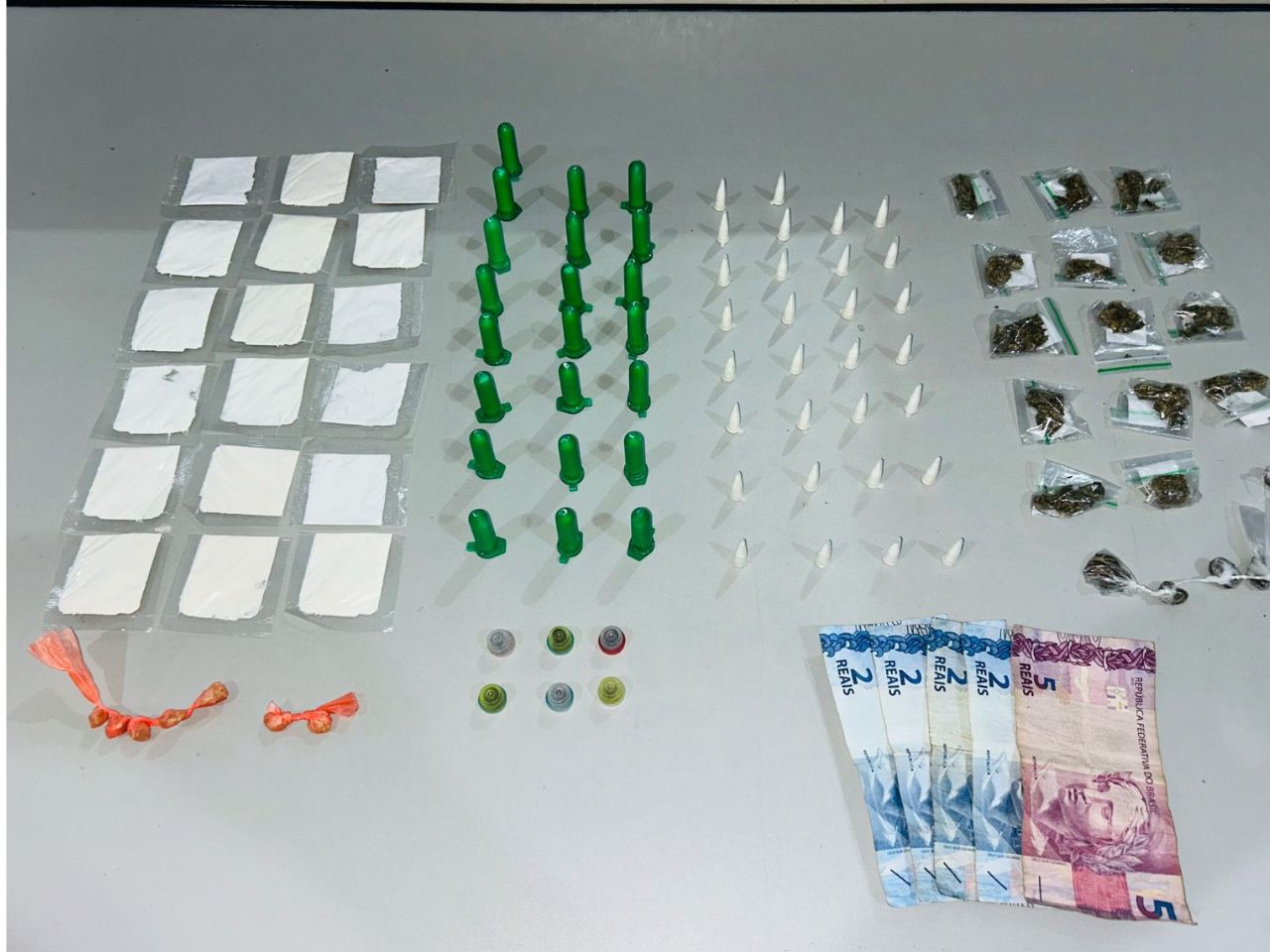 Apreensão de drogas e detidos por tráfico de drogas em Bragança Paulista (Foto: Polícia Militar)
