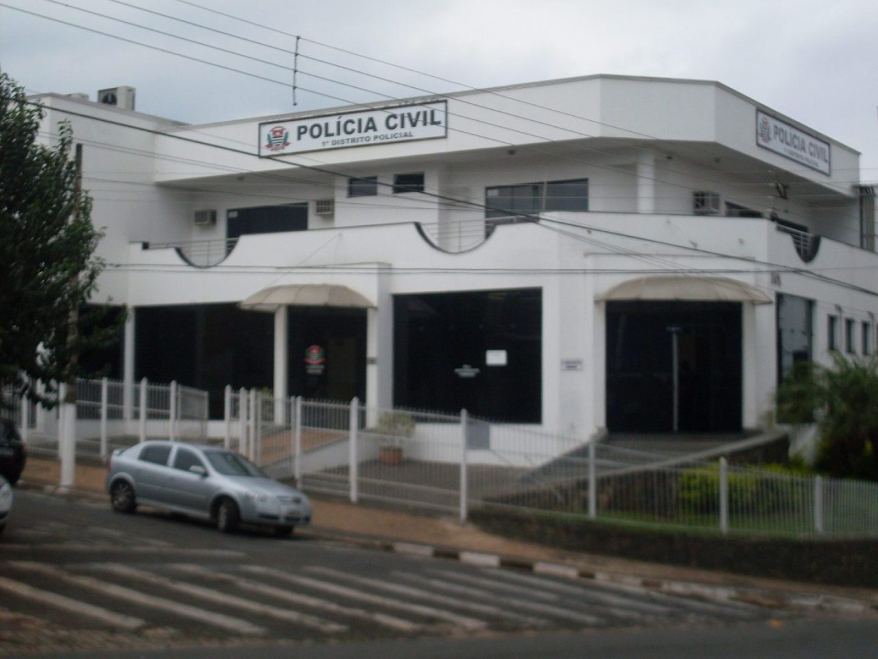 homem agride e ameaça esposa