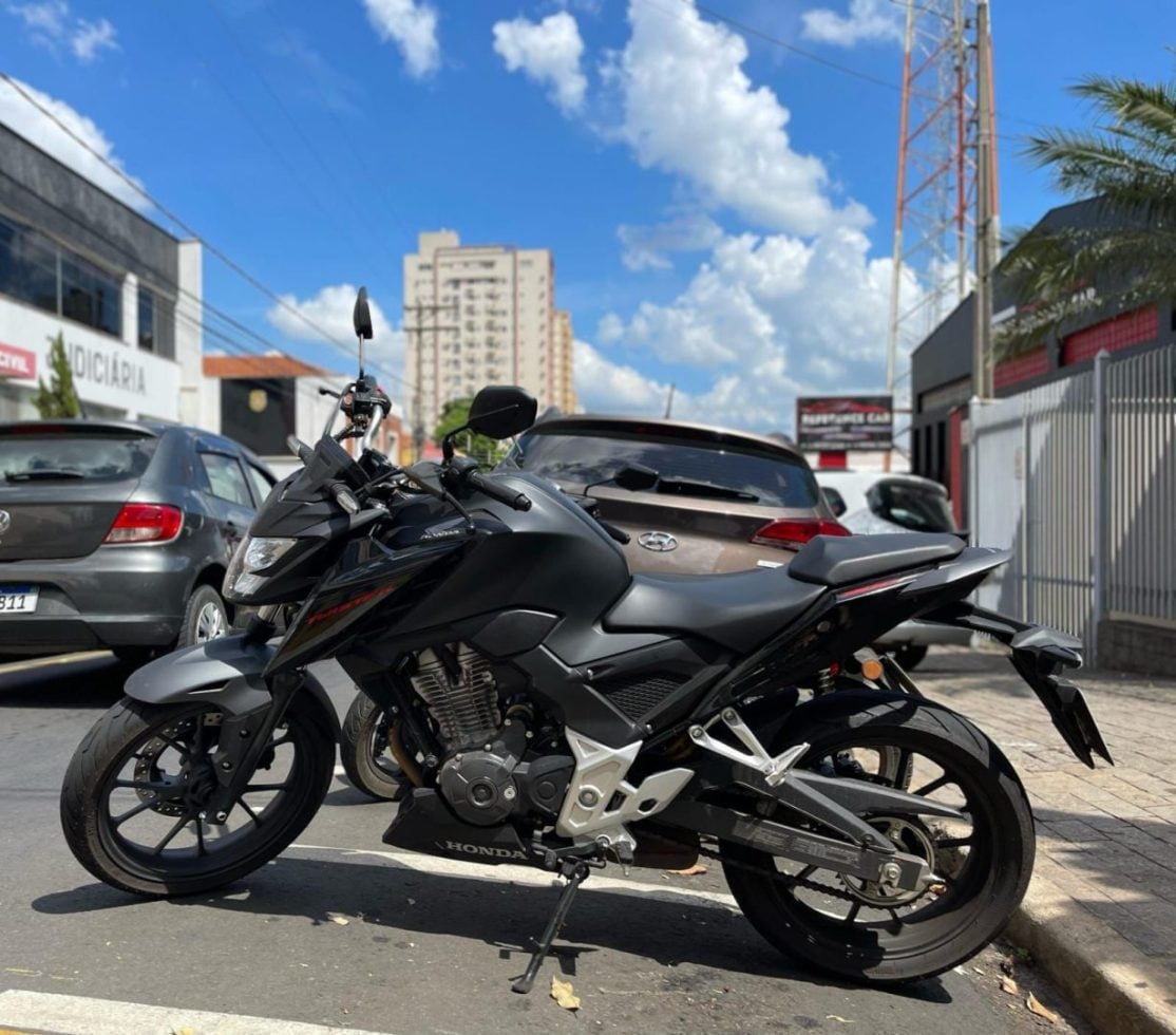 dupla é presa após tentar furtar moto