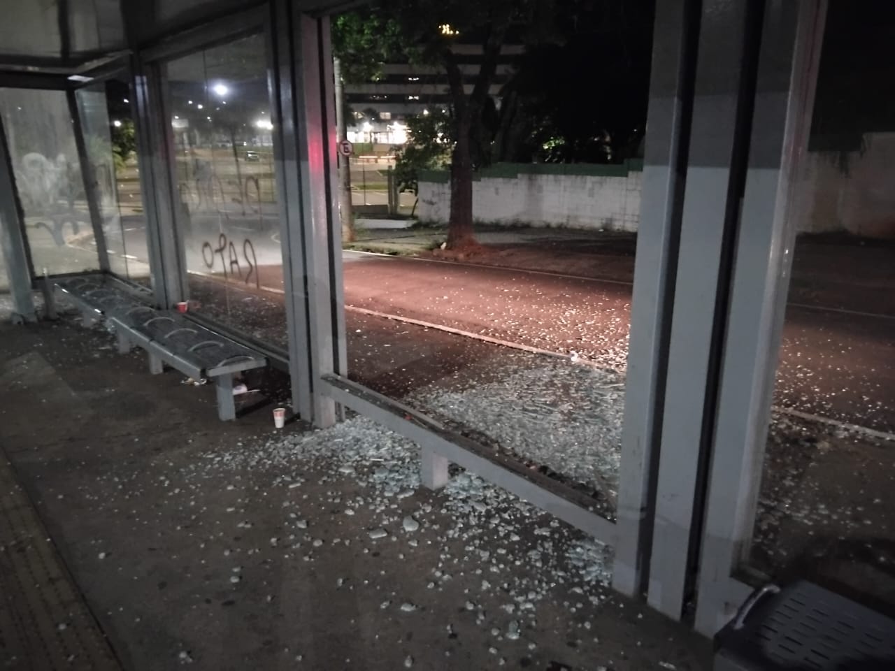 HOMEM É PRESO APÓS QUEBRAR PONTO DE ONIBUS