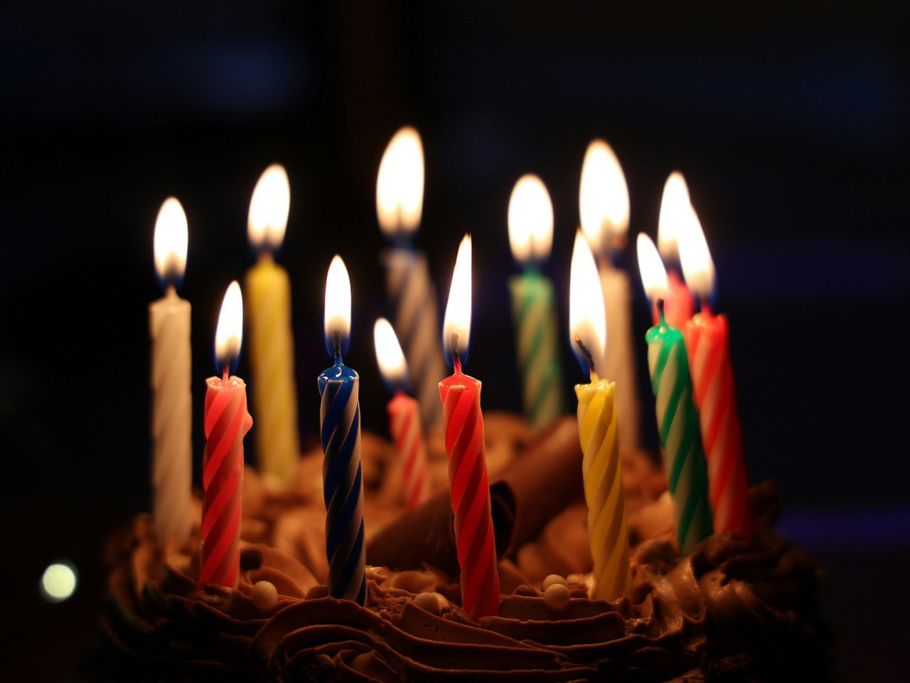 Bolo aniversário Lan Gao unsplash