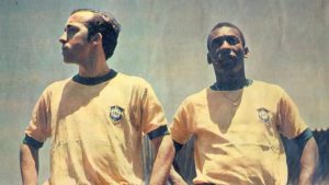 Pelé e jogadores da Seleção Brasileira de 1970 comemorando no Estádio Azteca, representando o tributo da Fifa na abertura da Copa do Mundo de 2026.