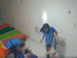 Bebê foi erguida de forma brusca em creche