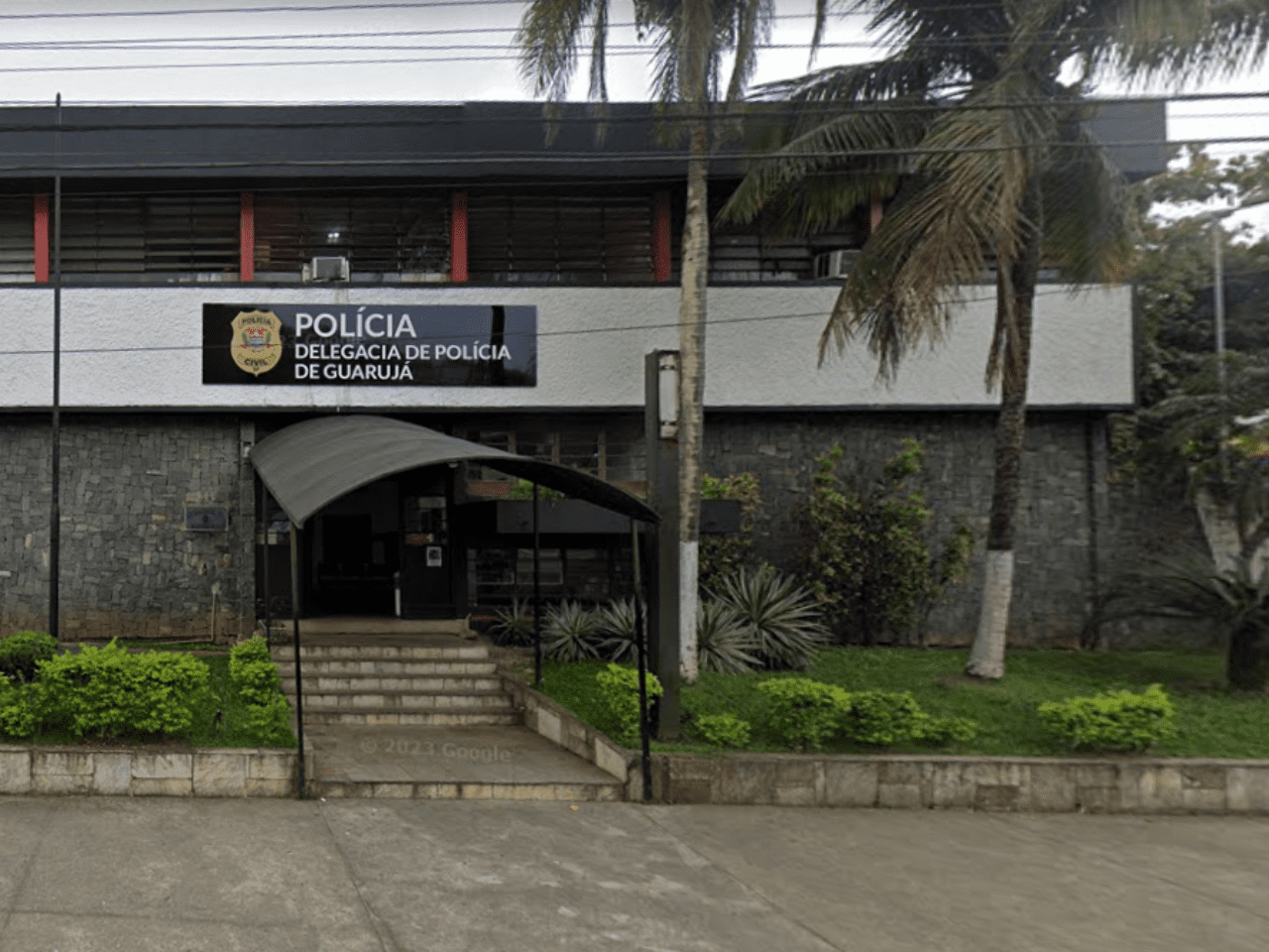 Professor é preso e demitido após se masturbar perto de escola
