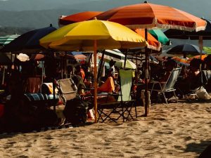 praia turismo turistas praias sol calor verão Francesco Liotti Unsplash