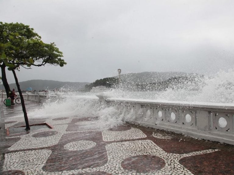 Mar clima litoral de SP ressaca onda mar avanço Susan Hortas Prefeitura Santos