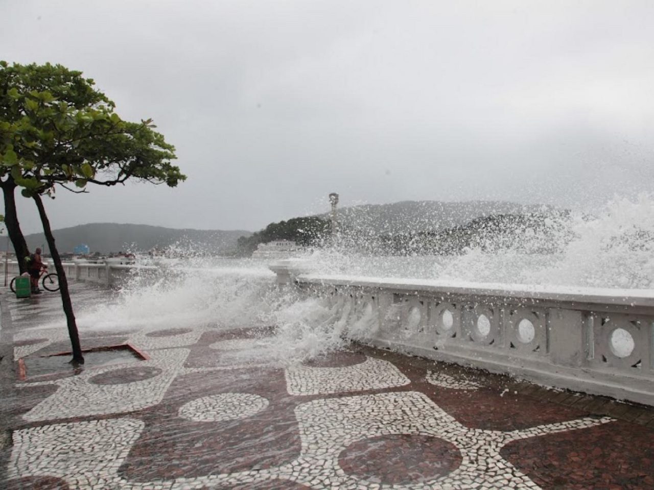 Mar clima litoral de SP ressaca onda mar avanço Susan Hortas Prefeitura Santos