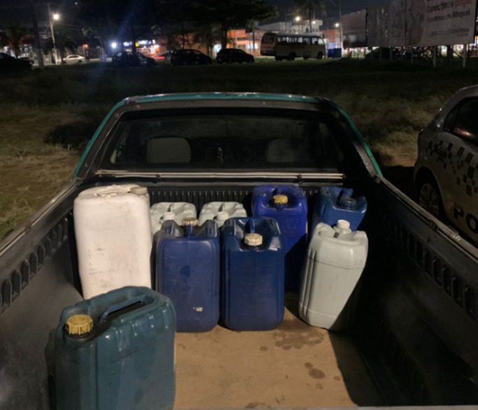 Dupla é flagrada furtando combustível de carreta
