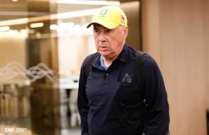 Carlo Ancelotti após desembarcar no Brasil para assumir a Seleção