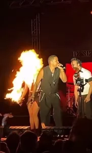 Chama atinge o rosto de bailarina durante apresentação do grupo Ilegales no México