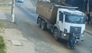 idoso em cadeira de rodas é arrastado por caminhão