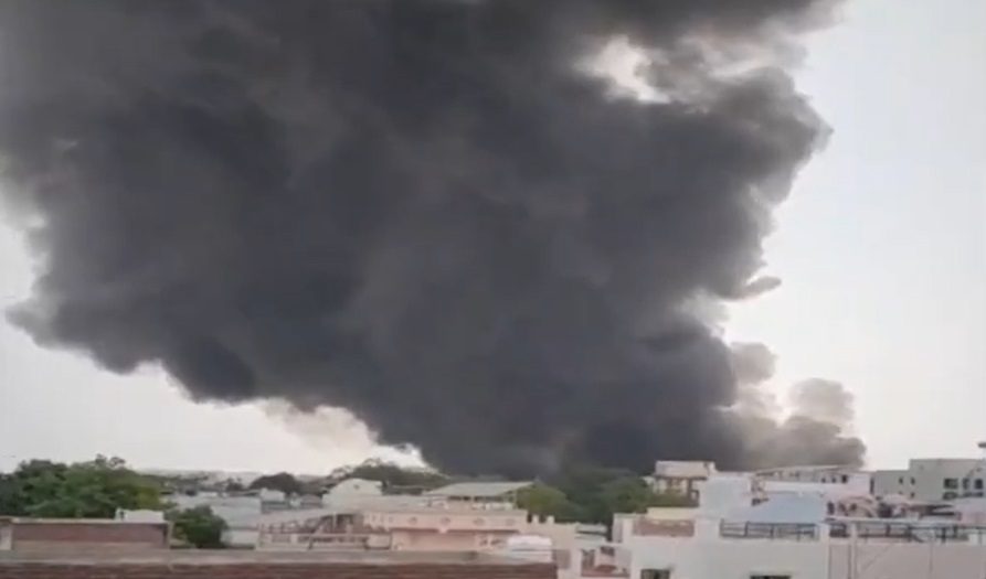 veja momento da queda de avião na india