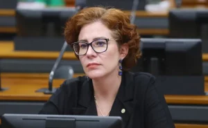 Deputada Carla Zambelli afirma estar fora do país após condenação no STF