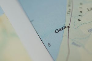 Mapa com destaque em Gaza, com linhas e contornos geográficos sobreposta, simbolizando notícias sobre o Fim da guerra em gaza e o cessar-fogo na região.