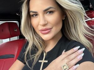 Deolane Bezerra em destaque sobre a notícia de sua prisão durante a Operação Vérnix em São Paulo.