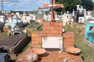 Homem leva crânio do avô para fazer trabalho espiritual