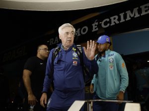Treinador Carlo Ancelotti e delegação da Seleção Brasileira desembarcam nos Estados Unidos para a preparação da Copa do Mundo de 2026.