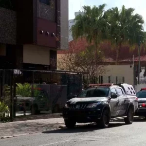 criança vê sangue escorrer pela parede e polícia encontra casal morto