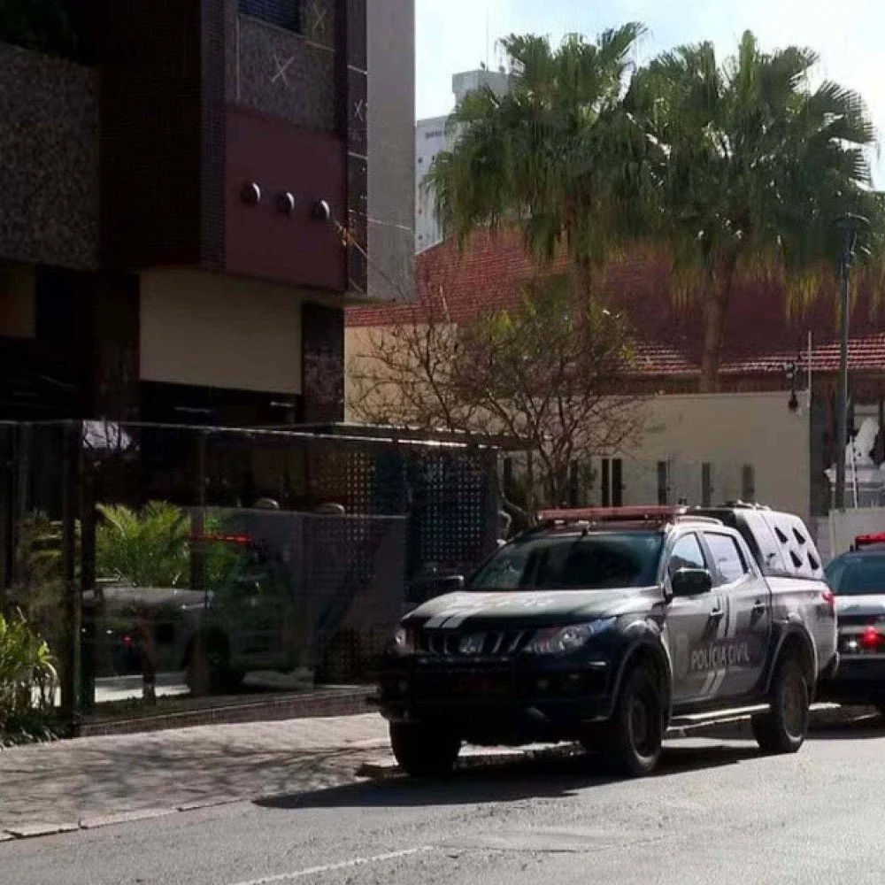 criança vê sangue escorrer pela parede e polícia encontra casal morto