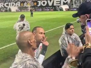 Neymar discute com jogador na Vila Belmiro (Foto: Reprodução)